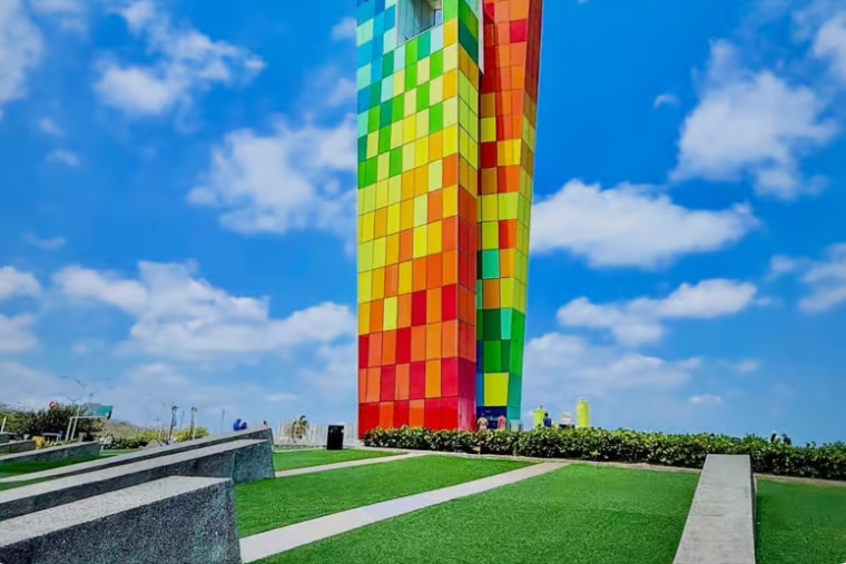 Monumento Ventana al Mundo en Barranquilla bajo un cielo azul